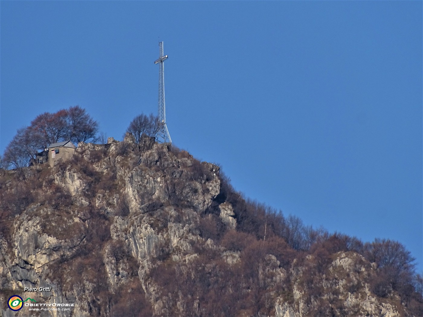 39 Zoom sulla croce del Monte Zucco.JPG